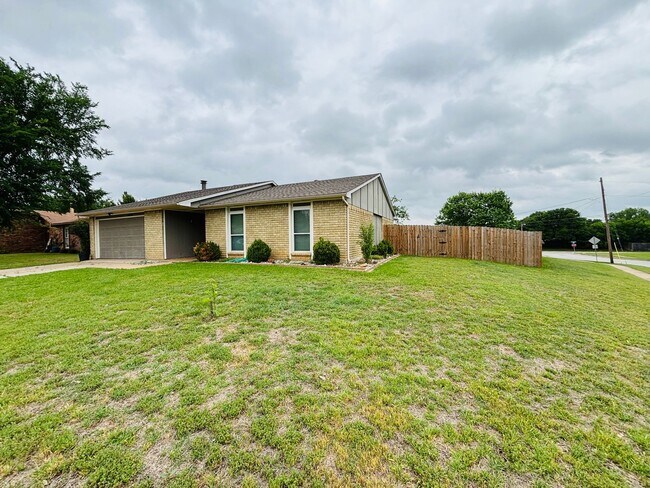 Building Photo - Charming home for lease in the heart of North Richland Hills!