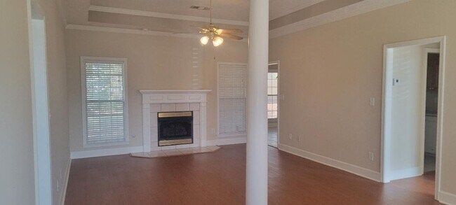 Foto del edificio - AVAILABLE NOW - CALL US FOR A SHOWING!