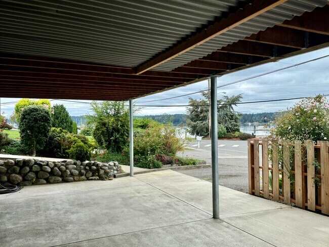 Building Photo - Downtown Poulsbo - 2 bedrooms 2 baths avai...