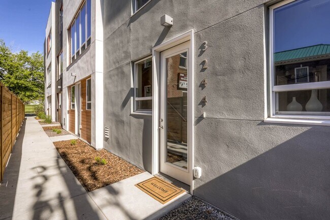 Building Photo - City View Haven: Modern 2-Bed Townhome in ...