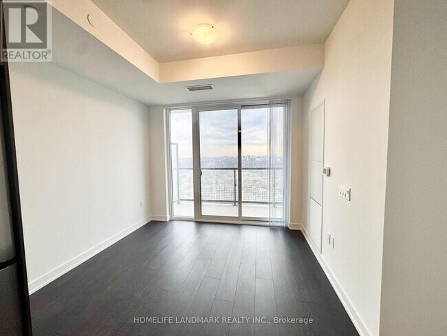 Photo du bâtiment - 5858 Yonge St