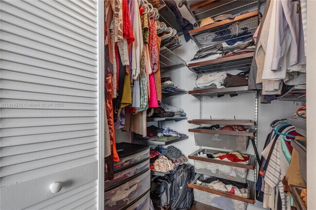 Foto del edificio - 335 S Biscayne Blvd