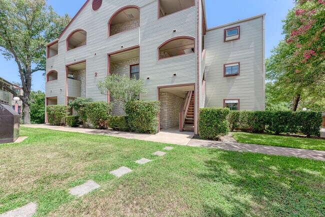 Building Photo - 1510 W N Loop Blvd