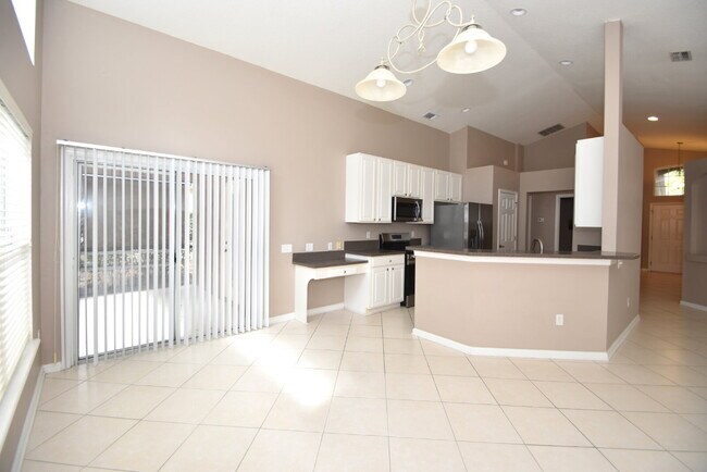 Building Photo - 11 Deerfield Ct
