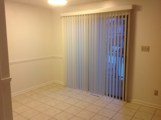 Dining area with private balcony - 503 Lewis Ave