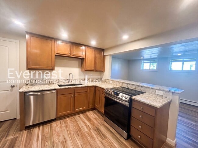 Building Photo - 705 Custer Ave