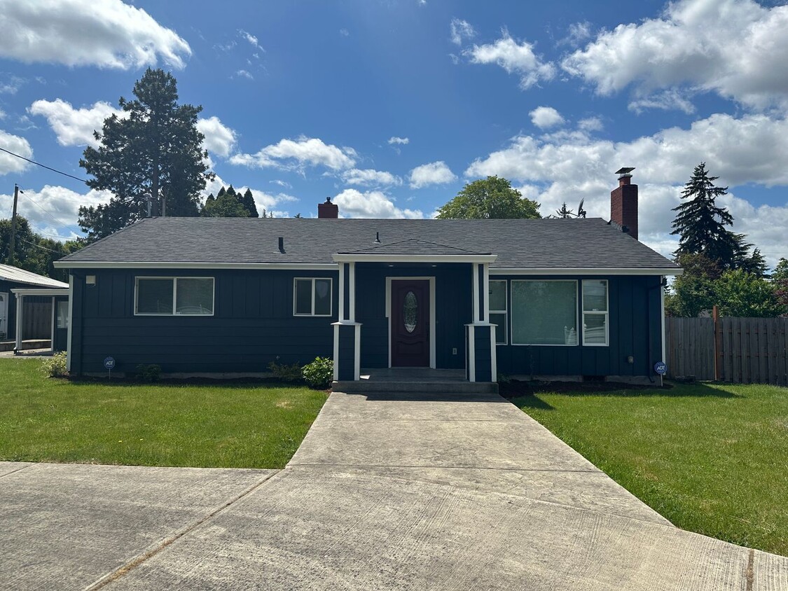 Primary Photo - Large and Speciac 3 Bedroom home with lots...