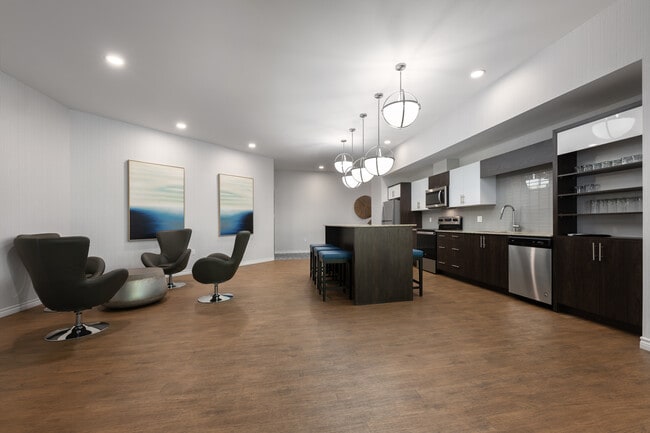 Photo du bâtiment - The Charles Apartments