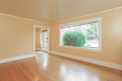 Foto del edificio - Charming 4-bedroom 3 bath Craftsman Home with Basement ADU for Rent