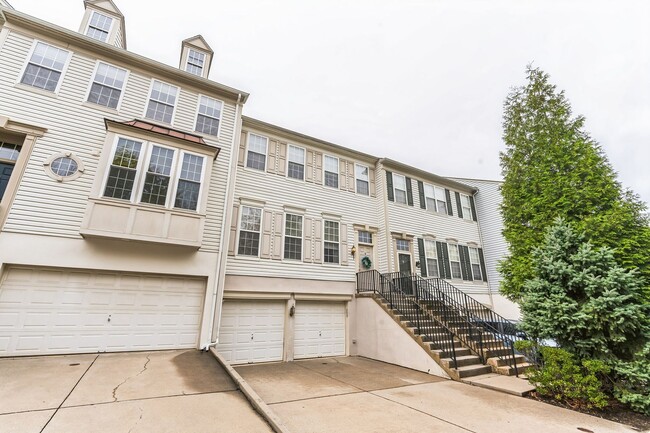 Building Photo - Gorgeous 3 Bedroom, 2.5 Bath Townhome In L...