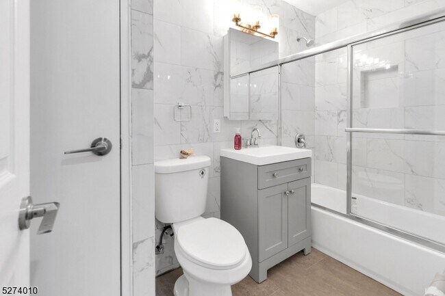 Building Photo - 557 S Broad St