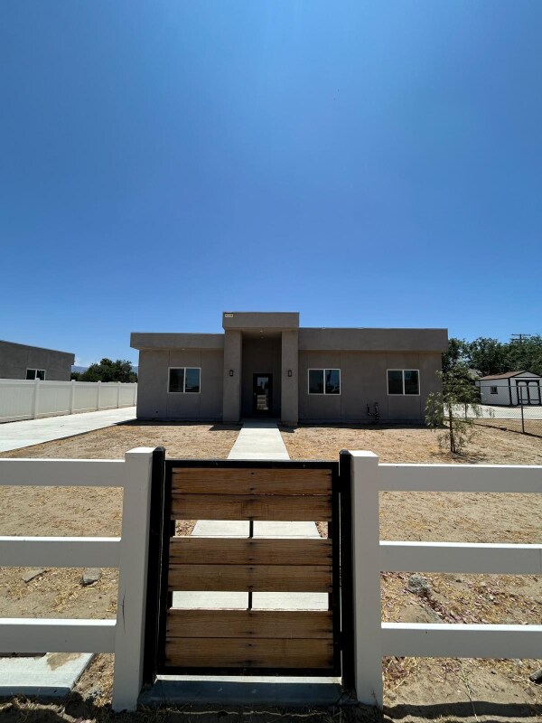 Foto principal - 9208 E Ave T 6