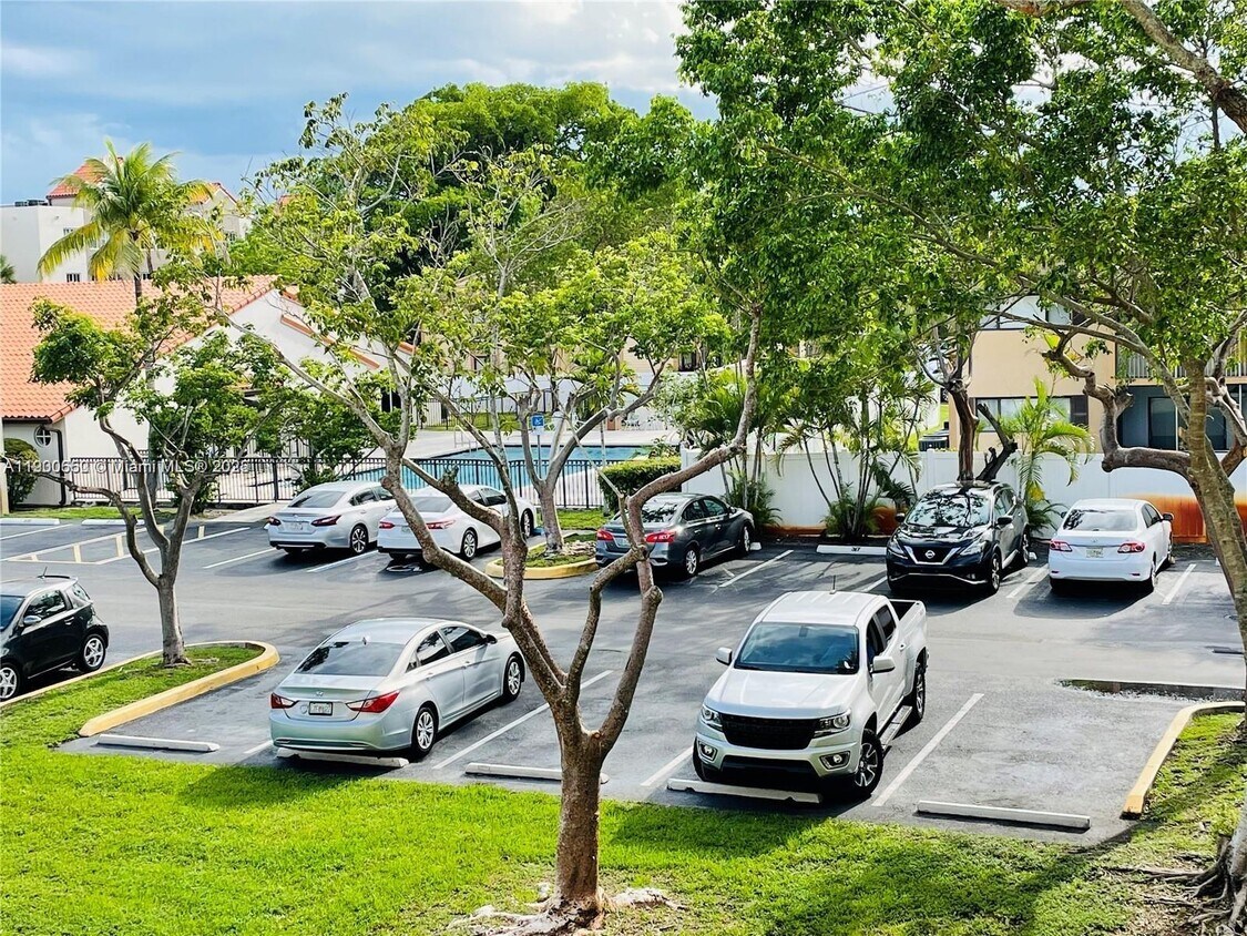 Foto principal - 6175 NW 186th St