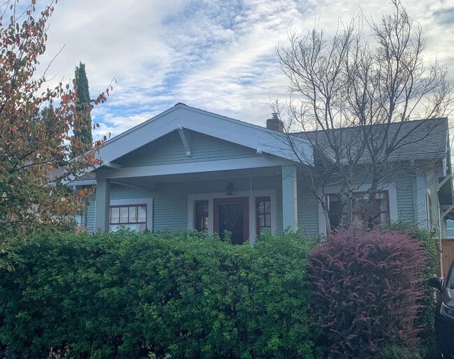 Building Photo - 214 SE 26th Ave