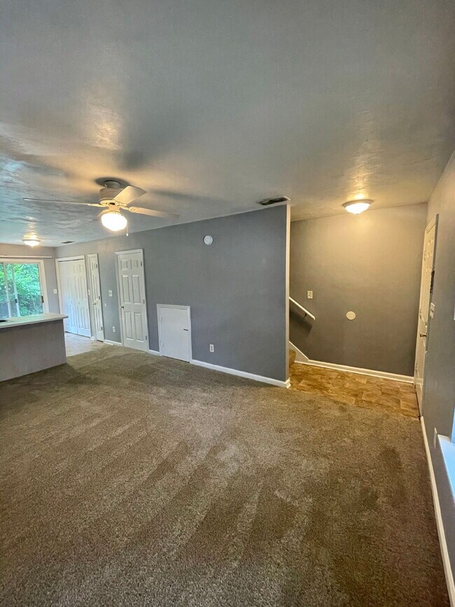 Foto del edificio - 2/2.5 Townhouse off Tennessee Street - Washer and Dryer in unit
