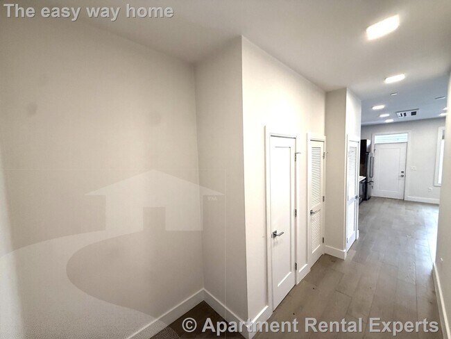 Building Photo - 24 Rush St