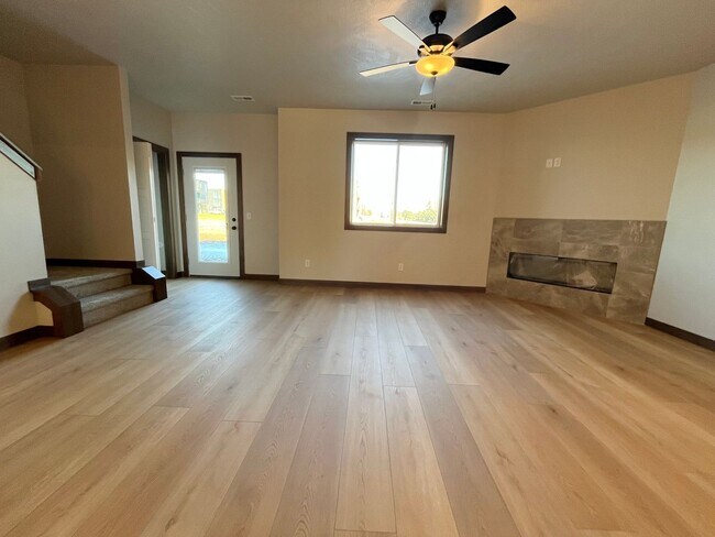 Foto del edificio - Newly Built 3 Bed/2.5 Bath Townhome in Aspen Ridge!