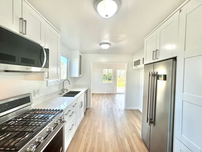 Foto del edificio - Beautifully Remodeled 4bd/2.5ba CLAIREMONT Home! Fenced yard, garage, PET friendly!
