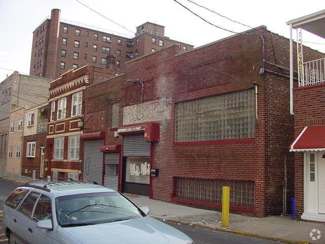 Building Photo - 529 54th St
