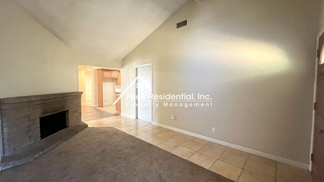 Building Photo - Spacious 2bd/1ba Duplex with Garage near American River College