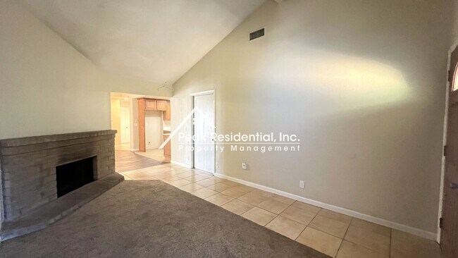 Foto del edificio - Spacious 2bd/1ba Duplex with Garage near American River College