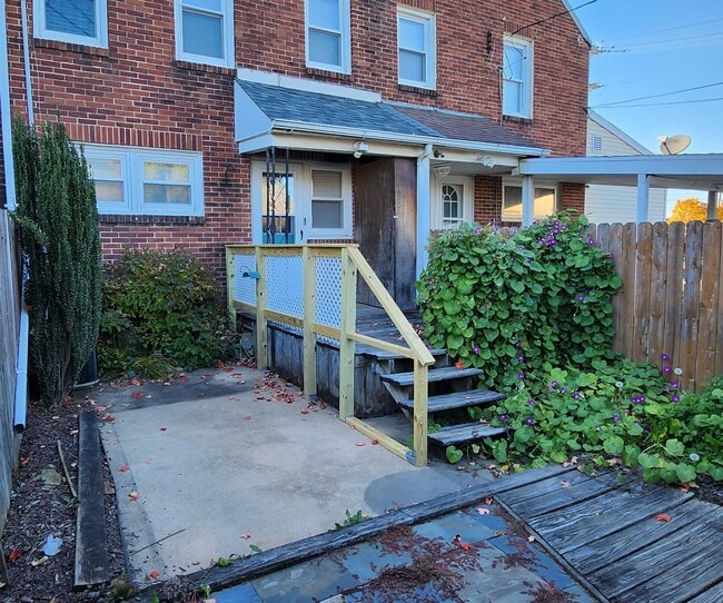 Building Photo - 403 Hill St