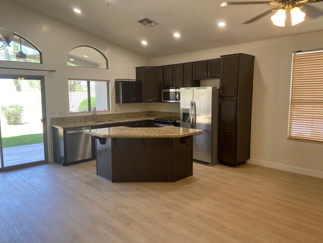 Foto del edificio - 8122 E Theresa Dr