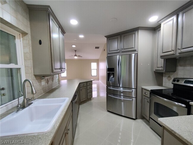 Foto del edificio - 6671 St Ives Ct