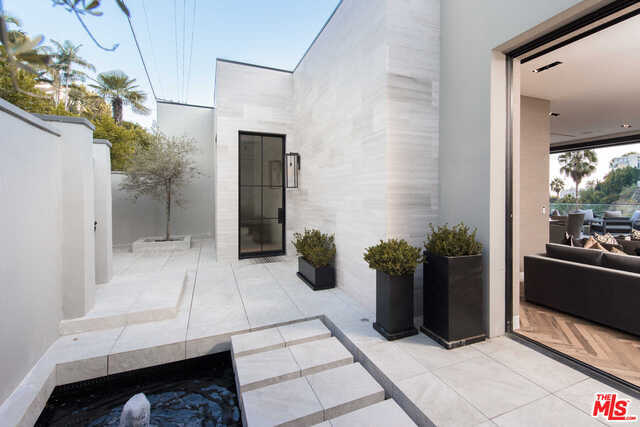 Foto del edificio - 8590 Hollywood Blvd