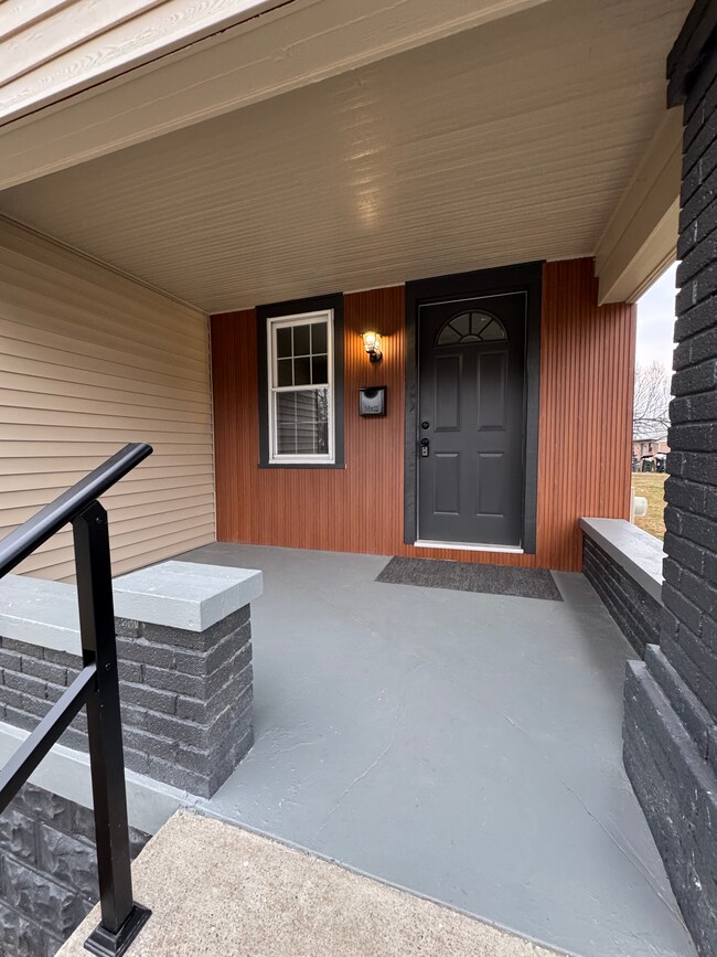 Building Photo - 515 E 9th St