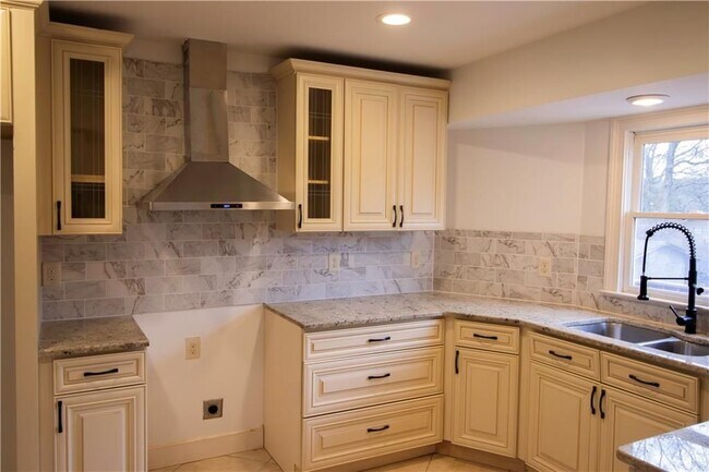 Building Photo - 1292 Monfort Rd