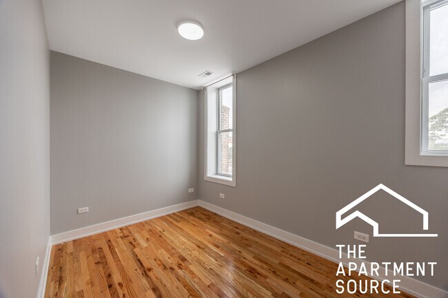 Foto del edificio - 3328 W Congress Pkwy