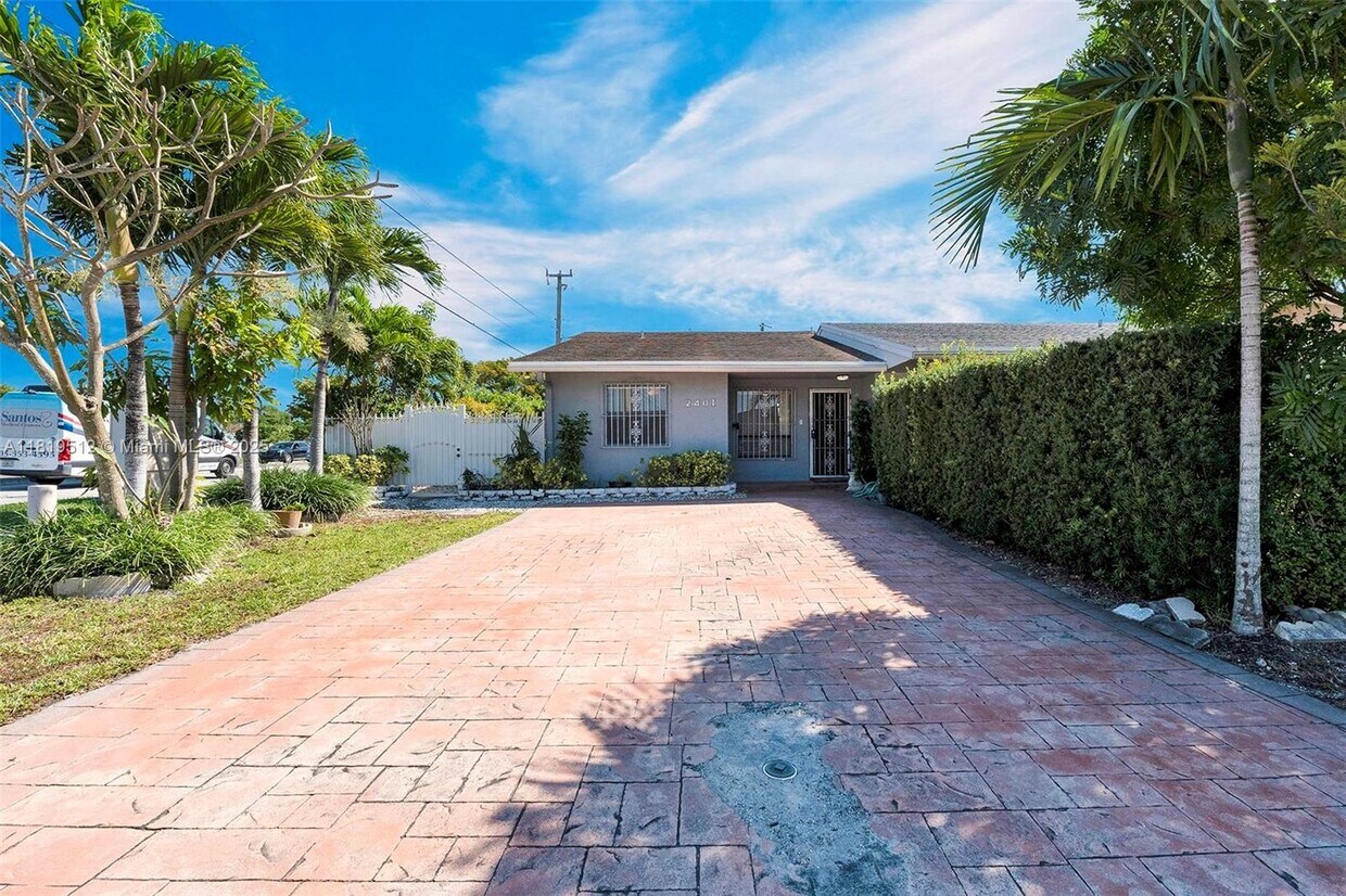 Foto principal - 2401 SW 102nd Ave