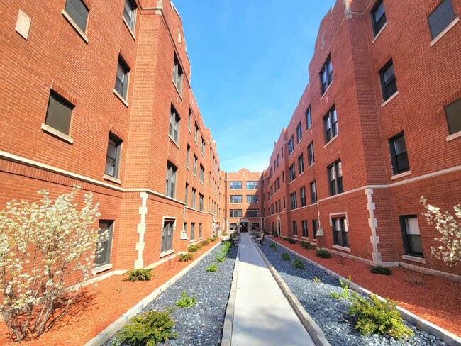 Building Photo - 3853 N Janssen Ave