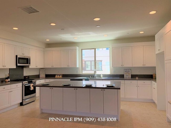 Building Photo - 139 Episode