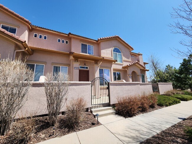 Foto del edificio - Quiet, adorable 2 Bed 3 Bath Townhome in 80923!