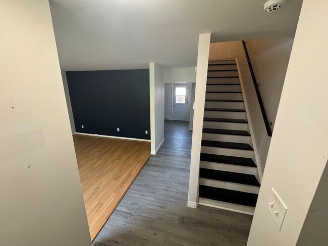 Building Photo - 3 Bed 1.5 Bath Townhome for Rent