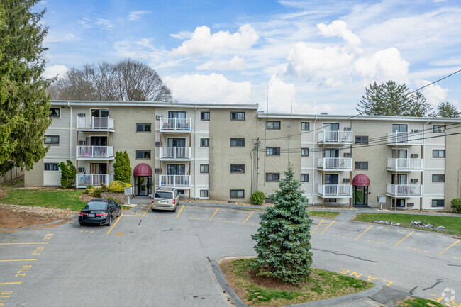 25-37 Hosmer Street se encuentra en Marlborough, Massachusetts. - Marlborough Court Condominium