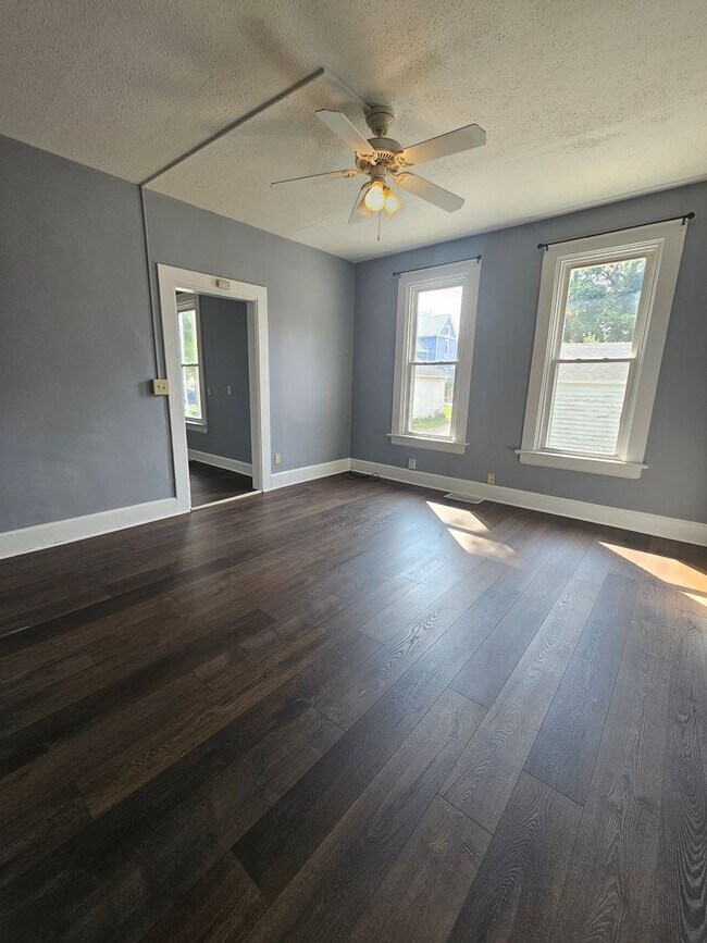 Foto del edificio - 1209/1211 W 15th St. NO MAINTENANCE WITHOUT APPROVAL call 563-505-0219