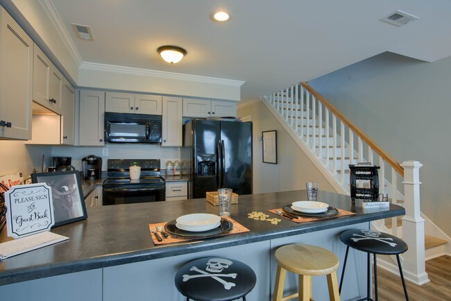Building Photo - FURNISHED OFF-SEASON MONTHLY RENTAL-STARTI...