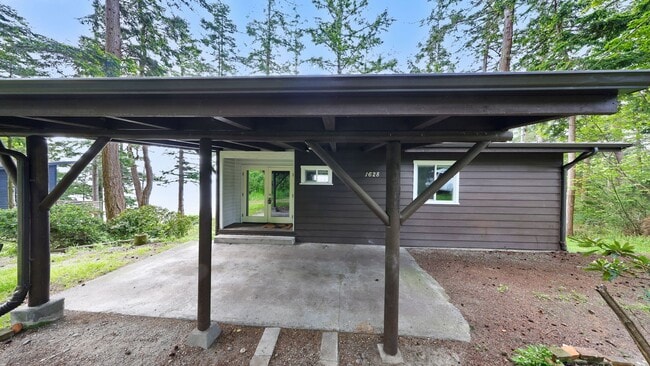 Building Photo - 2 Bed 2 Bath - View - Large Deck - Pet Fri...