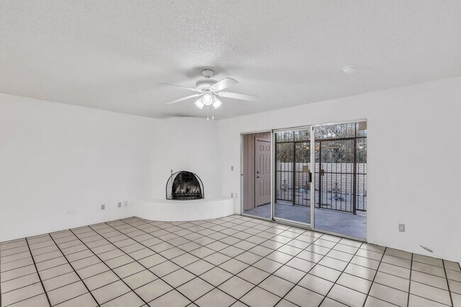 Foto del edificio - 7860 E Baker St