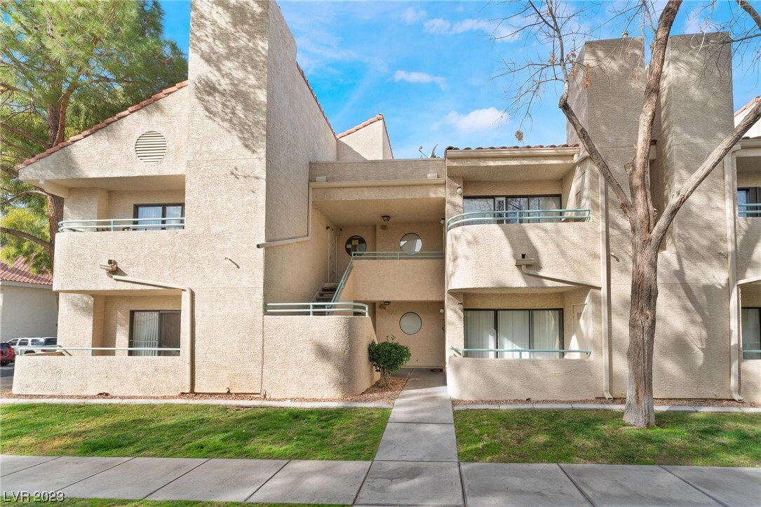 Primary Photo - 870 N Sloan Ln