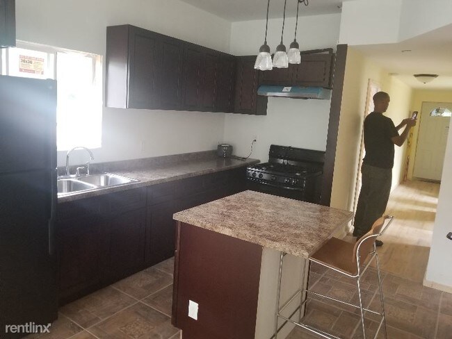 Building Photo - 3 br, 1 bath Apartment - 2924 W. Flournoy