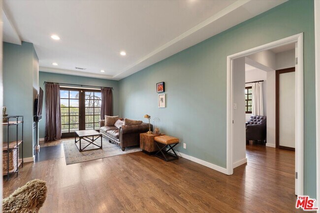 Foto del edificio - 816 Hyperion Ave