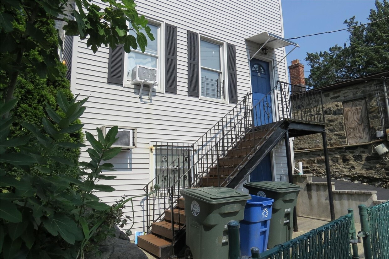 Primary Photo - 18 Palace Pl