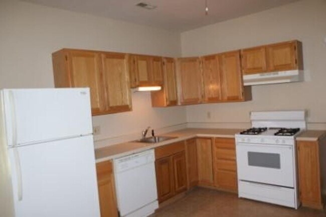 Building Photo - 4 family 1 bedroom units