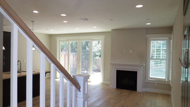 Foto del edificio - Beautifully Updated Duet in Danville!