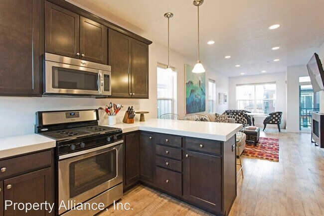 Building Photo - 2 br, 2.5 bath House - 1370 Center Drive #9