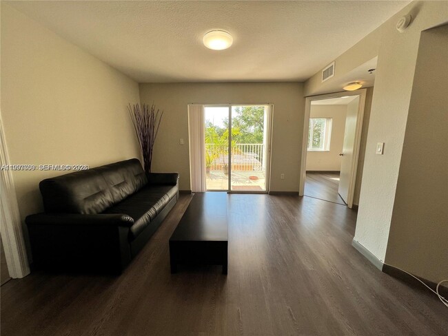 Foto del edificio - 637 SW 3rd St